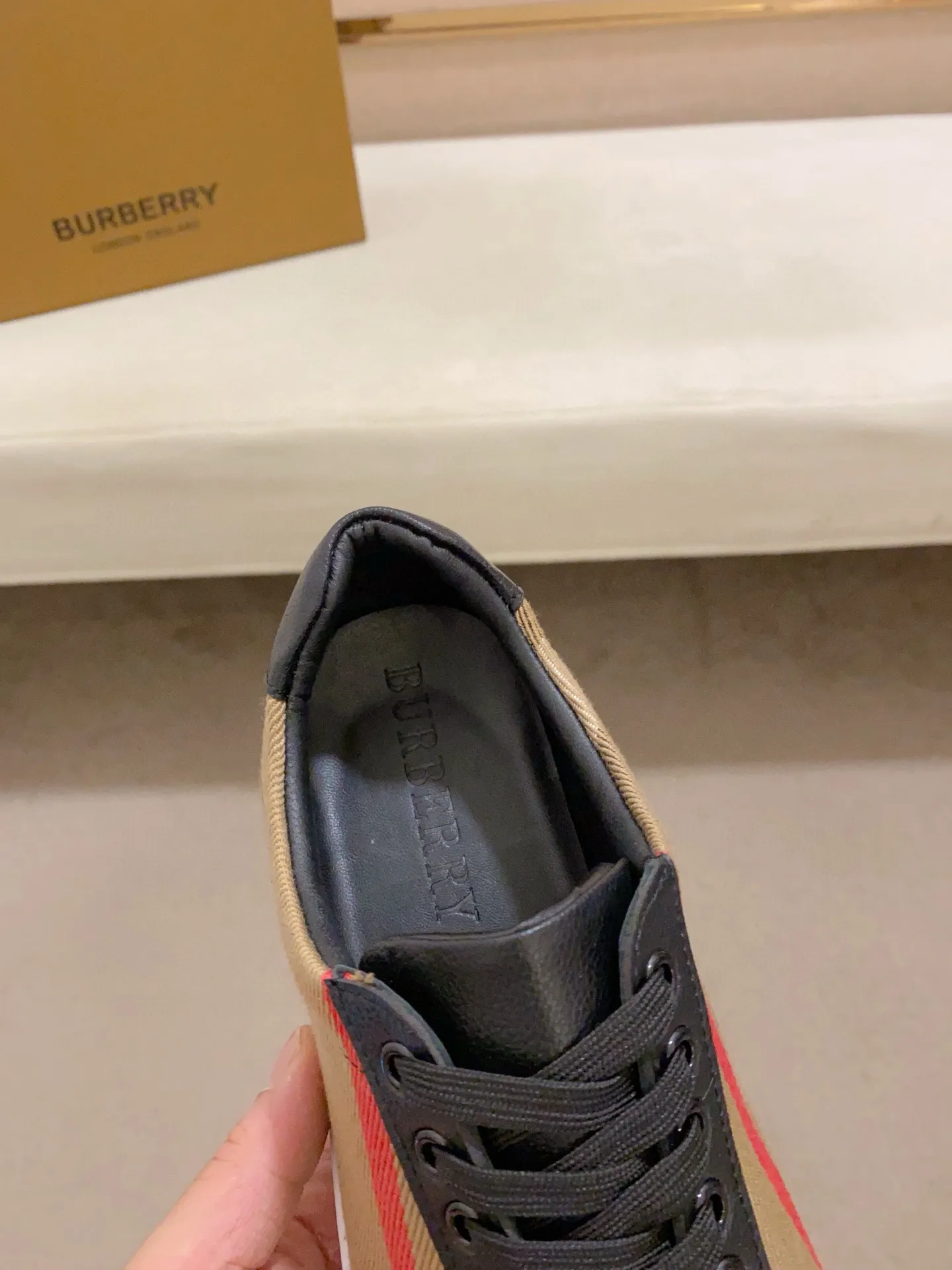 Men's shoes 💰: 400💰🥳◾️▫️The new Burberry men's classic low-top sneakers are reinterpreted with Vintage retro plaid cotton material and calfskin, decorated with a new brand logo. First-layer sheepskin lining, embossed Burberry logo on the heel, and original TPU outsole! Code number: 38-44. Can be customized45